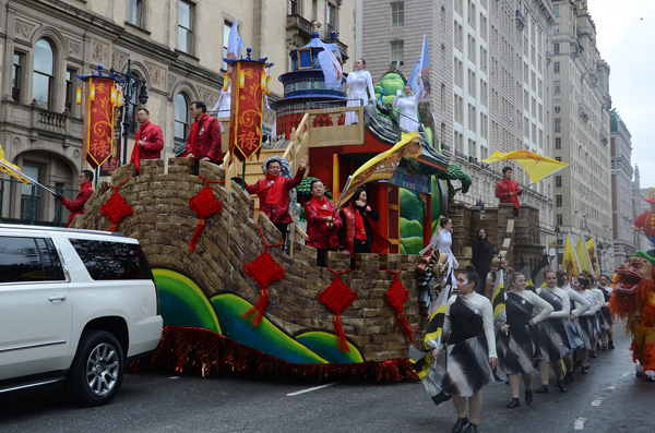 Chinese float gives joy at Macy's parade