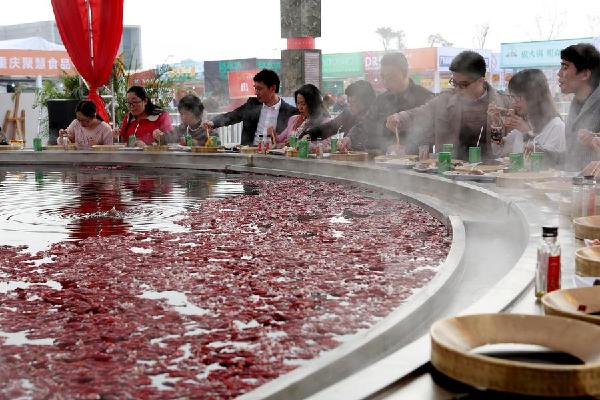 Trending: Chongqing unveils China's largest hotpot