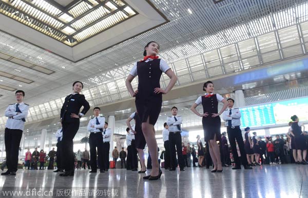Dances welcomes travelers on <EM>Chunyun</EM> journey