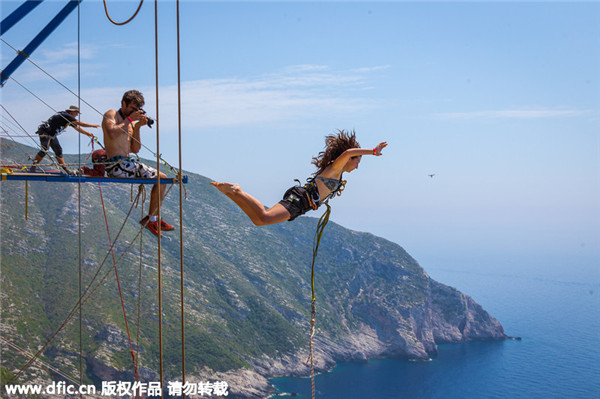 Daredevil ropejumpers leap 200 meter off cliff