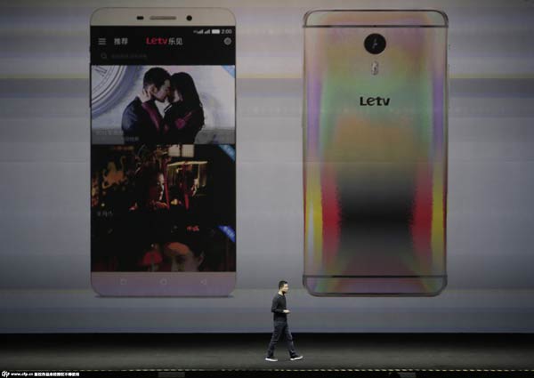 Outsiders challenge traditional smartphone makers