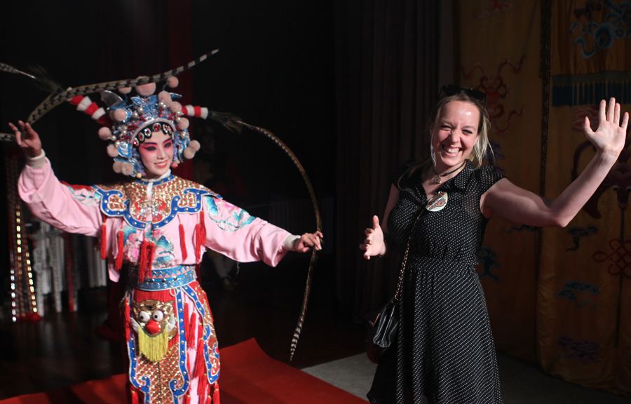 Expats experience Peking Opera in Beijing