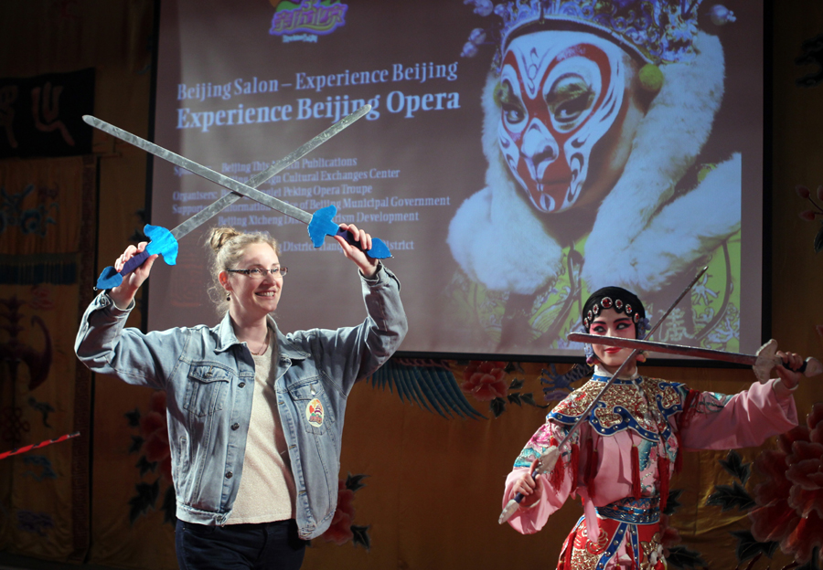 Expats experience Peking Opera in Beijing