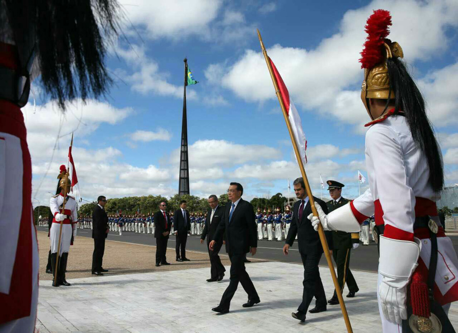 Premier Li Keqiang welcomed by Brazilian president