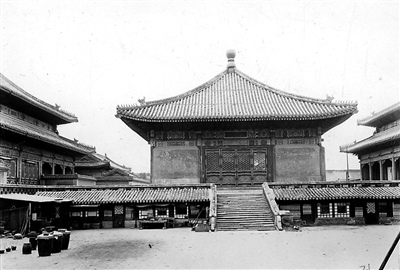 Old photo of Palace Museum collection on first showing