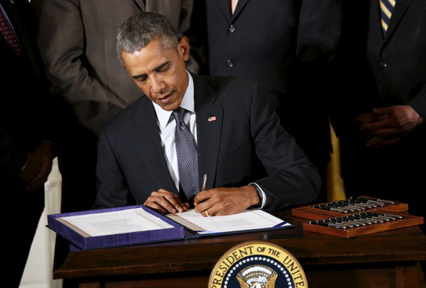Obama signs trade bills into law, giving boost to TPP talks