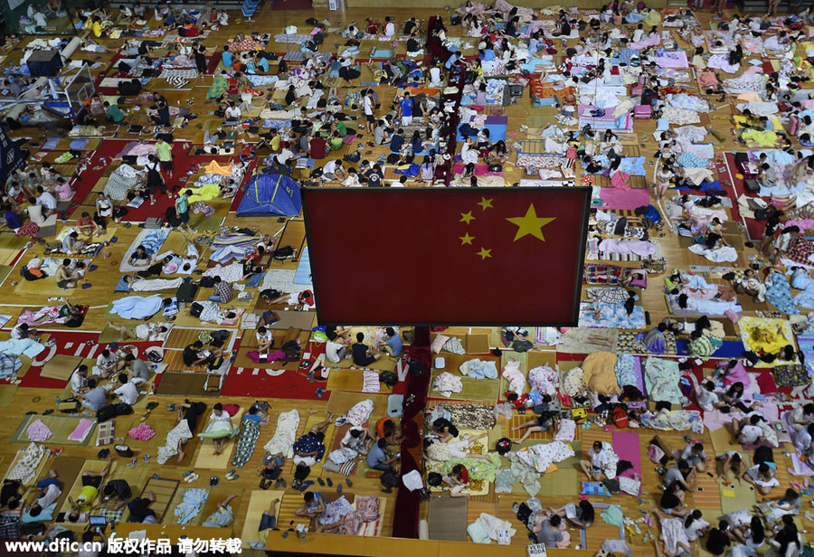 1,000 students sleep in gym to escape heat