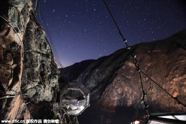 Unusual but true: sleep in a transparent glass room clinging to cliff