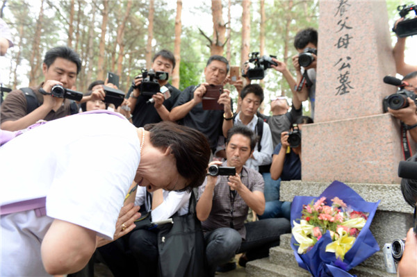 Japanese war orphans visit graves of adoptive Chinese parents