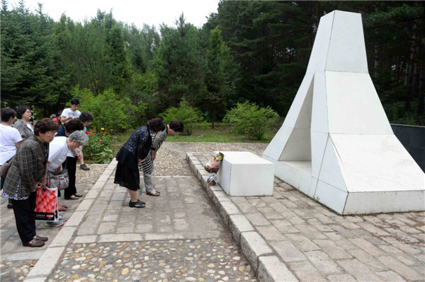 Japanese war orphans visit graves of adoptive Chinese parents