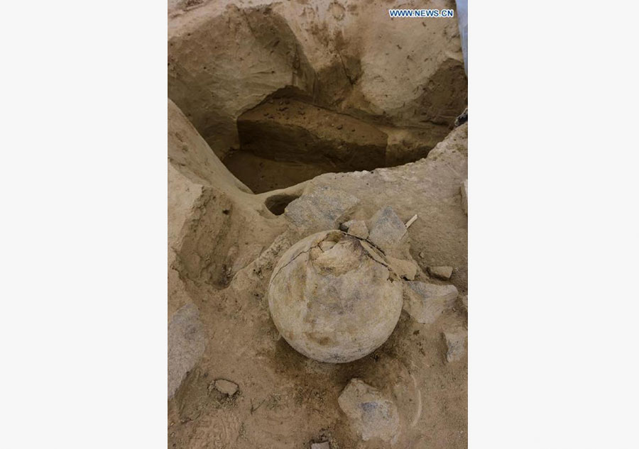 Photo taken on Aug 10, 2015 shows a pottery ware excavated from Jiren Taigoukou Ruins in Qialege'e village in Nilka county in Ili Valley, Northwest China's Xinjiang Uygur autonomous region.[Photo/Xinhua]