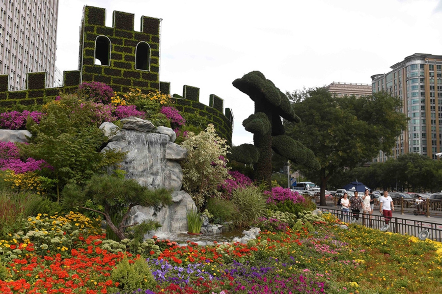 Floral replica of the Great Wall appears on Tian'anmen Square