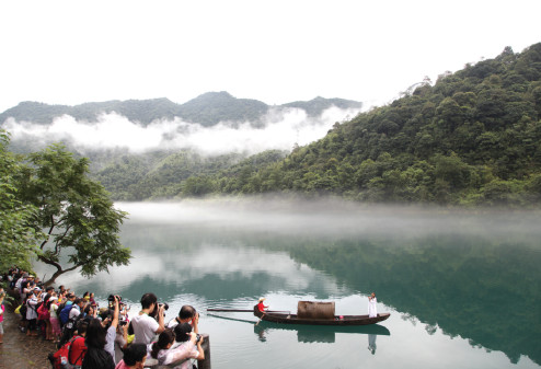 Tourists flock to newly recognized Dongjiang Lake