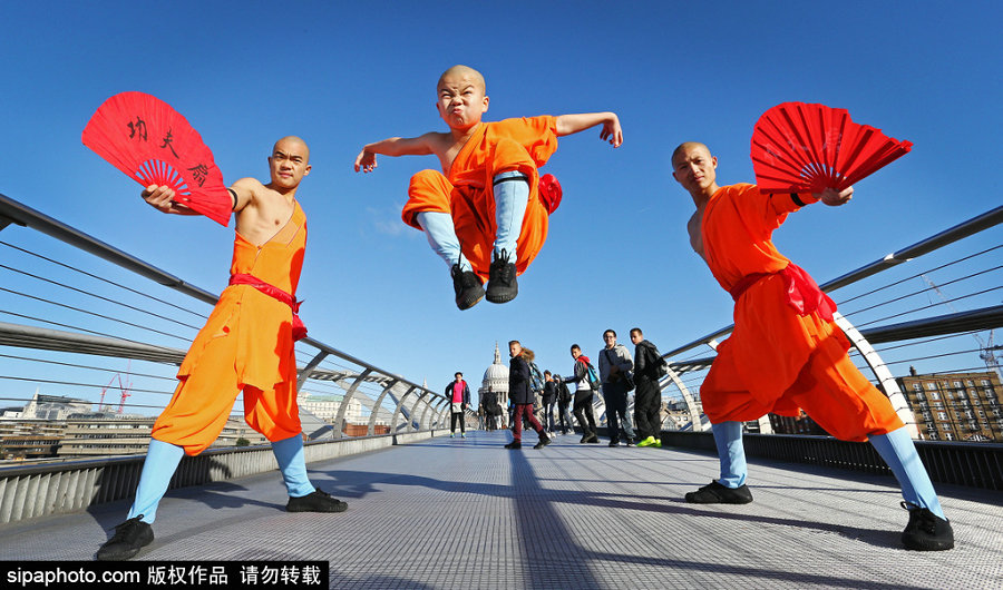 Shaolin monks display kung fu skills in London