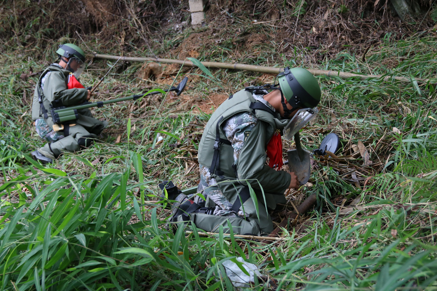 Mine clearance mission on China-Vietnam border