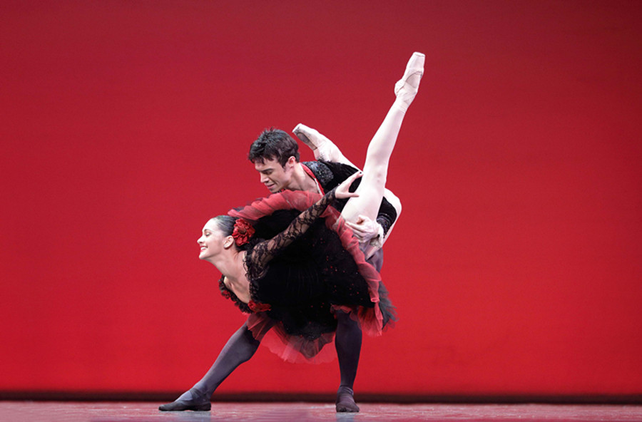 Top ballet dancers light up Beijing stage