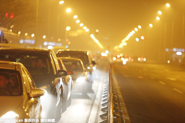 Beijing's first air pollution red alert puts public transportation under pressure