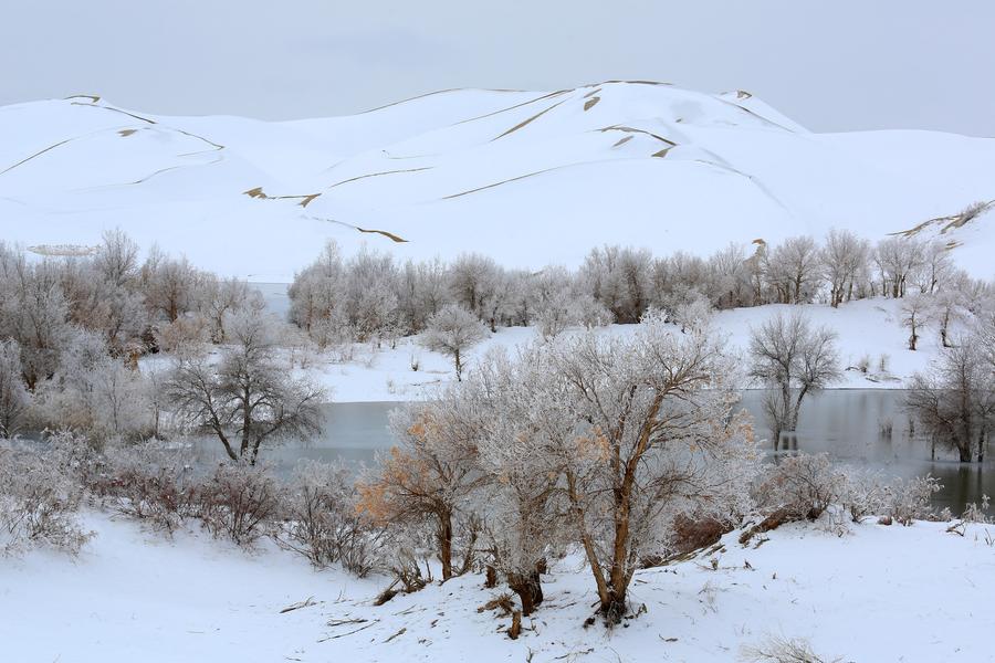 Snow scenery of Taklimakan Desert in Xinjiang