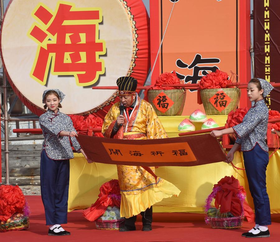 Fishermen hold ritual to pray for safety and harvest in Liaoning