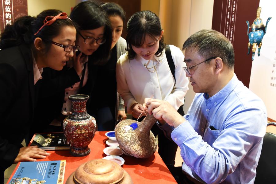 Beijing Taimiao Temple stages superb crafts show