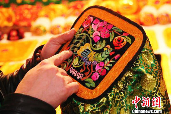 Traditional Hami Uygur embroidery showcased in Xinjiang