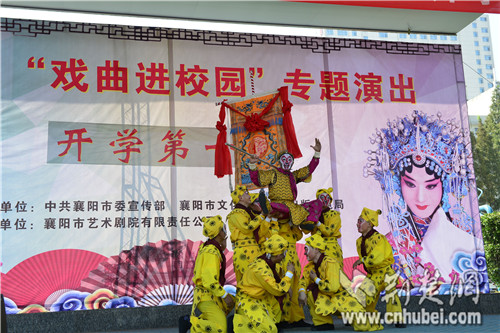 Old opera meets its spring in Hubei with youngsters