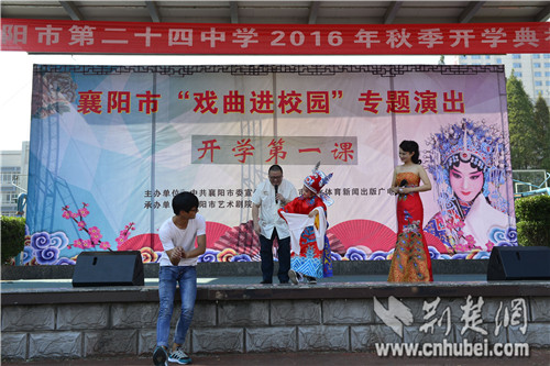 Old opera meets its spring in Hubei with youngsters