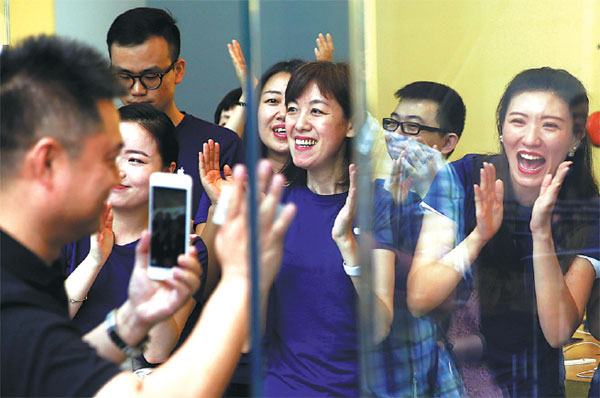 Apple seeks to lure customers