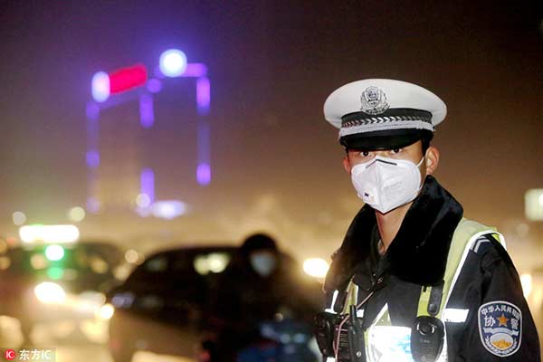 Parts of N China under cover of smog on New Year's Day