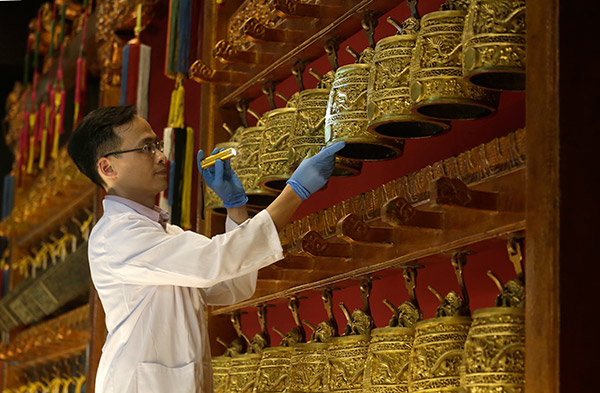 Palace Museum shows artifacts in Hong Kong