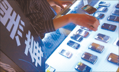 Shoppers dial up black market for BlackBerrys