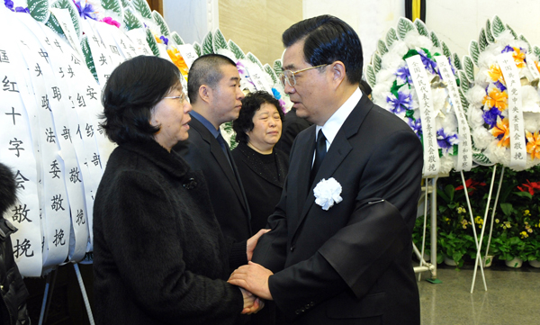 President Hu Jintao condoles family members of the peacekeeping police officers