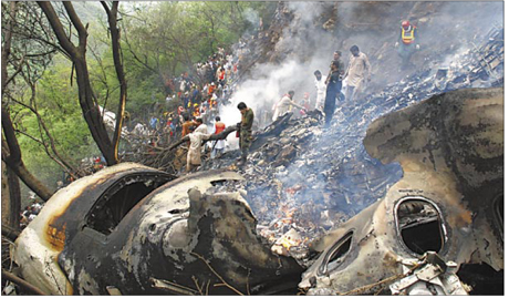 Air crash kills 152