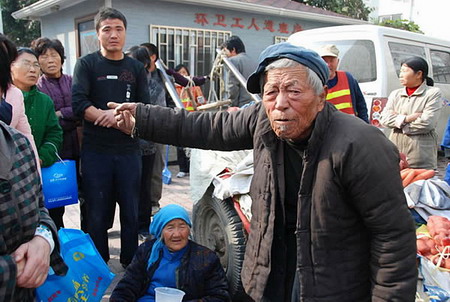 Chengguan under fire for slapping old man
