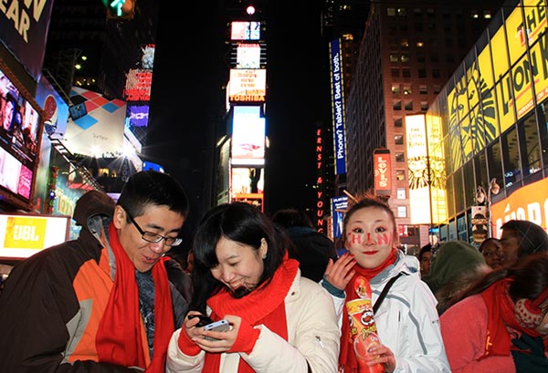 Despite cold, Times Square warmly welcomes 2013