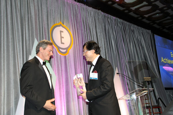 Executive chairman of Qualcomm presents Edison Achievement Award