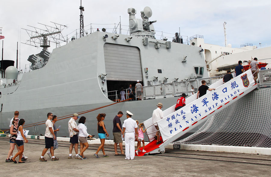Visitors tour Chinese warships