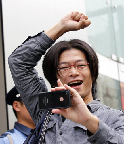 IPhone 4S goes on sale in Japan