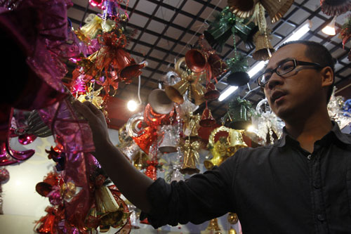Business in Christmas decorations booms