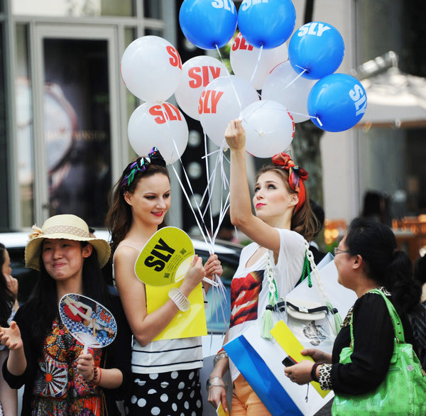 Int'l models light up street fashion show