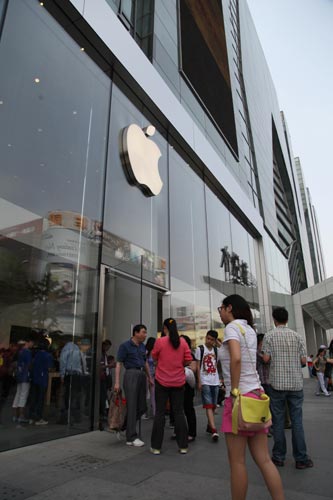 Apple courts local developers for larger market share