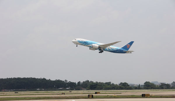 China's first Boeing 787 makes debut flight