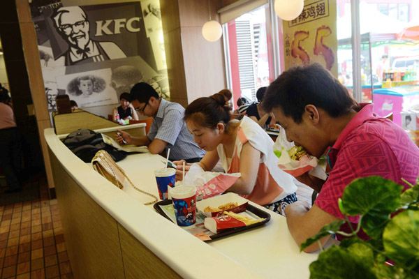 Bird flu, slowdown hit sales at fast-food chains