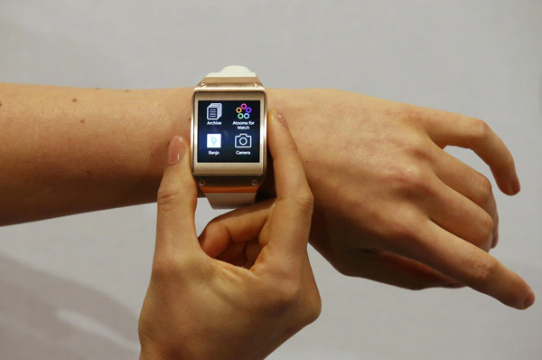 Samsung unveils smartwatch ahead of rival Apple