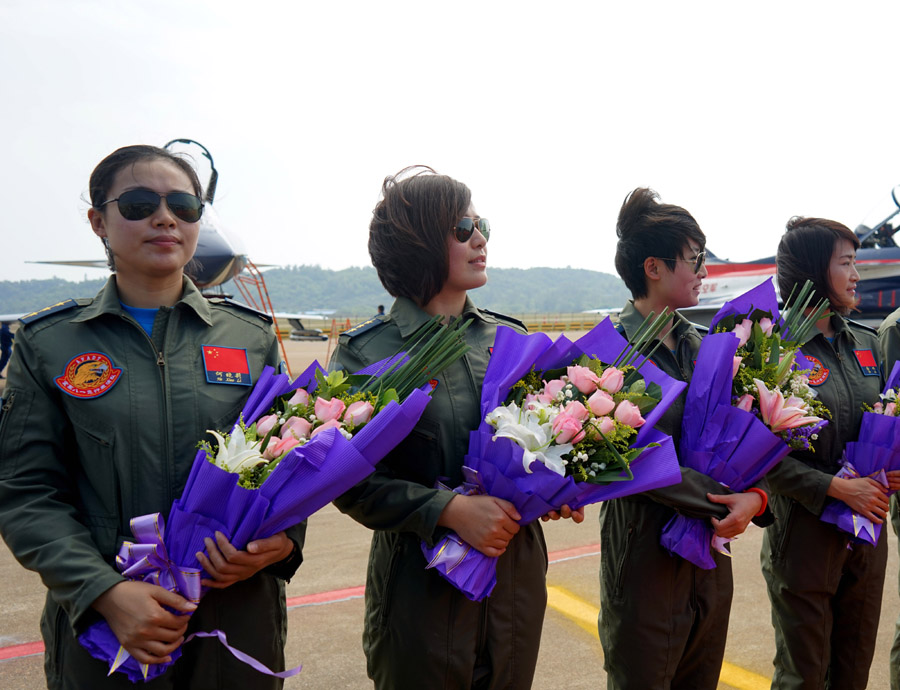 Aerial acrobats perform at China Airshow