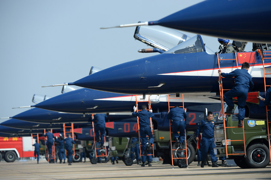 Aerial acrobats perform at China Airshow