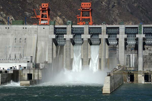 Major hydroplant begins operation in power-thirsty Tibet