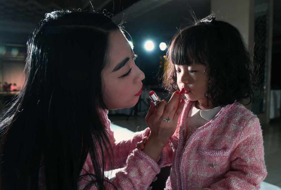 Mother throws million-yuan fashion show for daughter's birthday