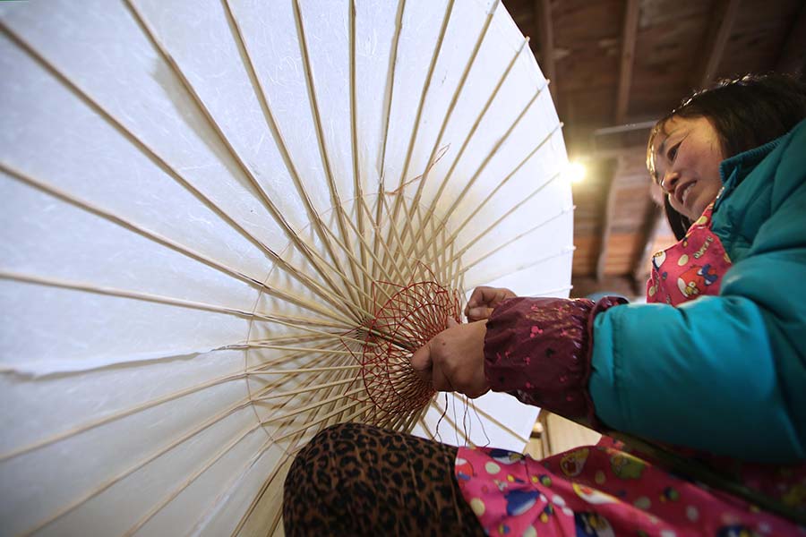 Post-90s quits his job to make traditional paper umbrellas