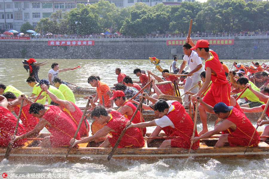Elderly man carries on 1,000-year old dragon boat craft